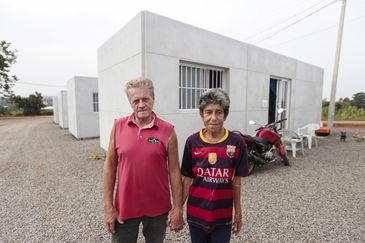 Cruzeiro do sul (RS), 27/04/2025 – O casal, Liane Maria de Quadros (64 anos) e Danilo Hiedt (65 anos), conversam com agência Brasil, no abrigo temporário.
58 moradias temporárias na parte alta de um morro onde será construído o novo bairro passo estrela.O novo loteamento contará com 480 lotes, dos quais parte será destinada à construção de moradias através das Atas de Registro de Preço da Secretaria de Habitação e Regularização Fundiária (Sehab), e outra parte será disponibilizada para que os próprios beneficiários construam suas casas com recursos próprios. O investimento estimado é de R$ 120 milhões
Foto: Joédson Alves/Agência Brasil