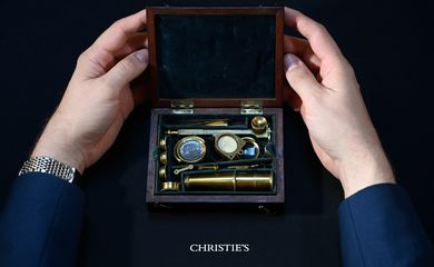Microscópio que pertencia a Charles Darwin será leiloado em dezembro pela Christie's.