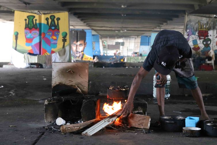 São Paulo - Pessoas em situação de rua dormem embaixo do viaduto Jaceguai, região central da capital.