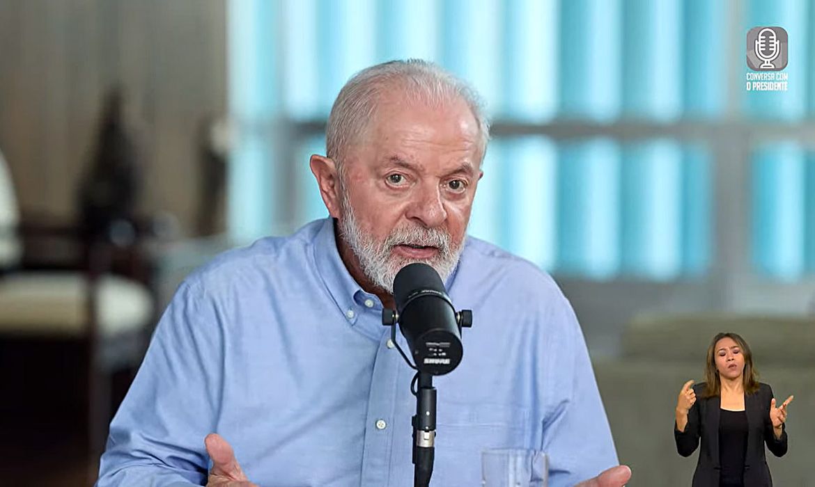 Brasília (DF), 12.12.2023 - Presidente Lula, acompanhado da Ministra da Saúde, Nísia Trindade, é entrevistado pelo jornalista Marcos Uchoa para o programa Conversa com o Presidente, no Palácio do Alvorada. Imagem: Canal Gov