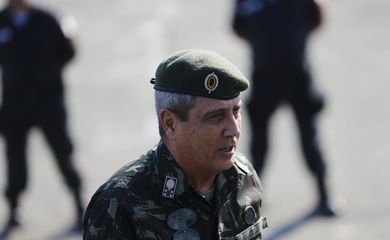 O interventor federal na segurança pública do estado do Rio de Janeiro, general Walter Braga Netto, participa da solenidade de entrega de 265 viaturas para Polícia Militar do Rio, no Monumento aos Mortos da Segunda Guerra Mundial.