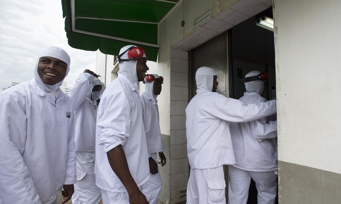 Chapecó (SC) - Trabalhadores haitianos retornam ao trabalho após intervalo em frigorífico