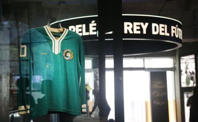 São Paulo (SP), 30/09/2024 - Museu do futebol faz a instalação de duas novas camisas na exposição. A camisa da seleção feminina de futebol assinada pelas jogadoras que foram prata nas Olimpíadas de Paris 2024 e a camisa do Cosmos usada por Pelé no jogo de despedida nos EUA em 1997. Foto: Paulo Pinto/Agência Brasil