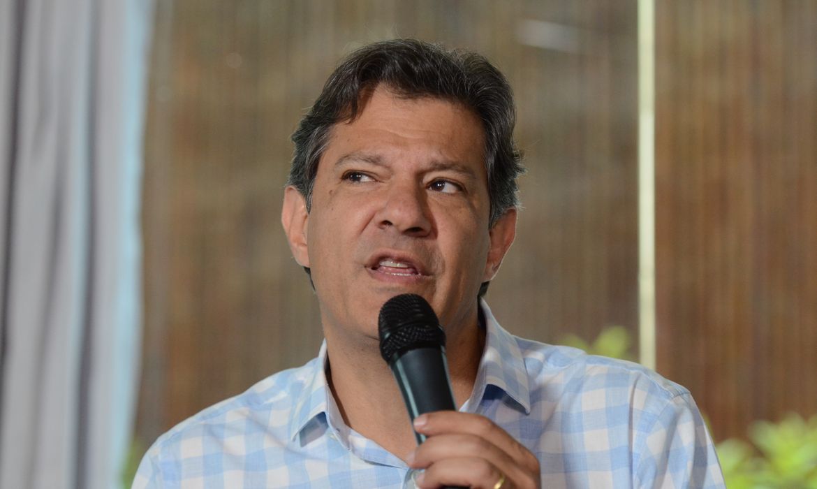 O candidato à Presidência da República, Fernando Haddad (PT), fala à imprensa após reunião com a chefe da missão de observação eleitoral da OEA (Organização dos Estados Americanos), Laura Chinchilla, no hotel Matsubara, em São Paulo.