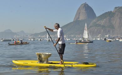 Atletas e ambientalistas protestam na praia de Botafogo contra poluição da Baía de Guanabara, local das provas de vela nos Jogos Olímpicos de 2016 (Fernando Frazão/Agência Brasil)