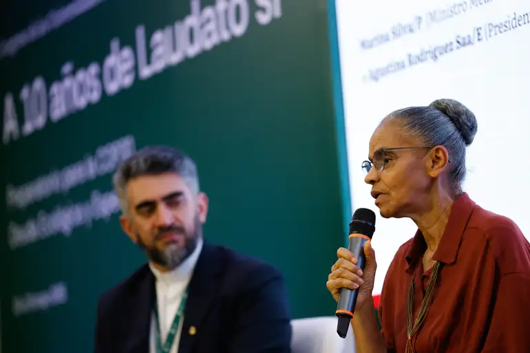 Rio de Janeiro (RJ), 22/05/2025 – A ministra do Meio Ambiente e Mudança do Clima, Marina Silva, participa do Congresso das Universidades Ibero-americanas – Os 10 anos da Laudato Si’ Preparatório para COP30: Dívida Ecológica e Esperança Pública, na PUC-Rio. Foto: Fernando Frazão/Agência Brasil