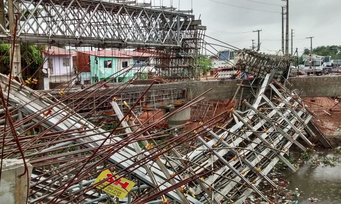 No início da noite de domingo, parte da estrutura de uma ponte que estava em construção no bairro Aerolândia cedeu. Dois trabalhadores morreram e três ficaram feridos