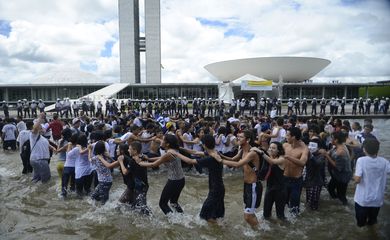 Brasília - Estudantes e representantes de movimentos sociais, como a União Nacional dos Estudantes, realizam a Jornada de Lutas da Juventude (Marcello Camargo/Agência Brasil)