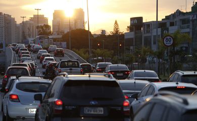 Trânsito intenso na Barra da Tijuca, no horário do rush, na ligação entre a Avenida das Américas e Avenida Armando Lombardi, no Rio de Janeiro.