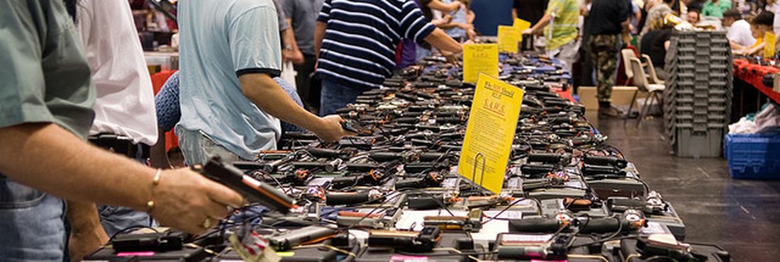 Armas de fogo são negociadas durante exposição em Houston, nos Estados Unidos