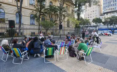 São Paulo (SP) - 01/09/2023 - Foto feita em 30/08/2023 - Com um projeto que celebra o centenário de Paulo Freire, a Cia do Tijolo realiza uma aula pública gratuita com o tema Ensinar e Aprender, na Praça da República, em frente a Escola Caetano de Campo, no centro da cidade de São Paulo. Foto: Paulo Pinto/ Agência Brasil