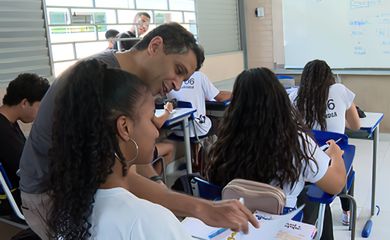 O professor de Sociologia, Osvaldo Lima de Oliveira, se desdobra para dar conta do planejamento de aulas, reuniões e correções de trabalhos - Foto: Divulgação/ TV Brasil