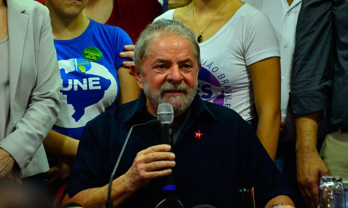 São Paulo - Ex-presidente Lula em entrevista no Diretório Nacional do PT em São Paulo, após depoimento à Polícia Federal no âmbito da 24ª fase da Operação Lava Jato  (Rovena Rosa/Agência Brasil)