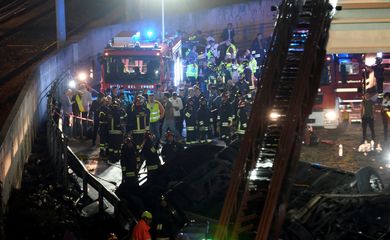 Socorristas trabalham no resgate de vítimas de acidente com ônibus em Mestre, perto de Veneza, na Itália. REUTERS/Manuel Silvestri