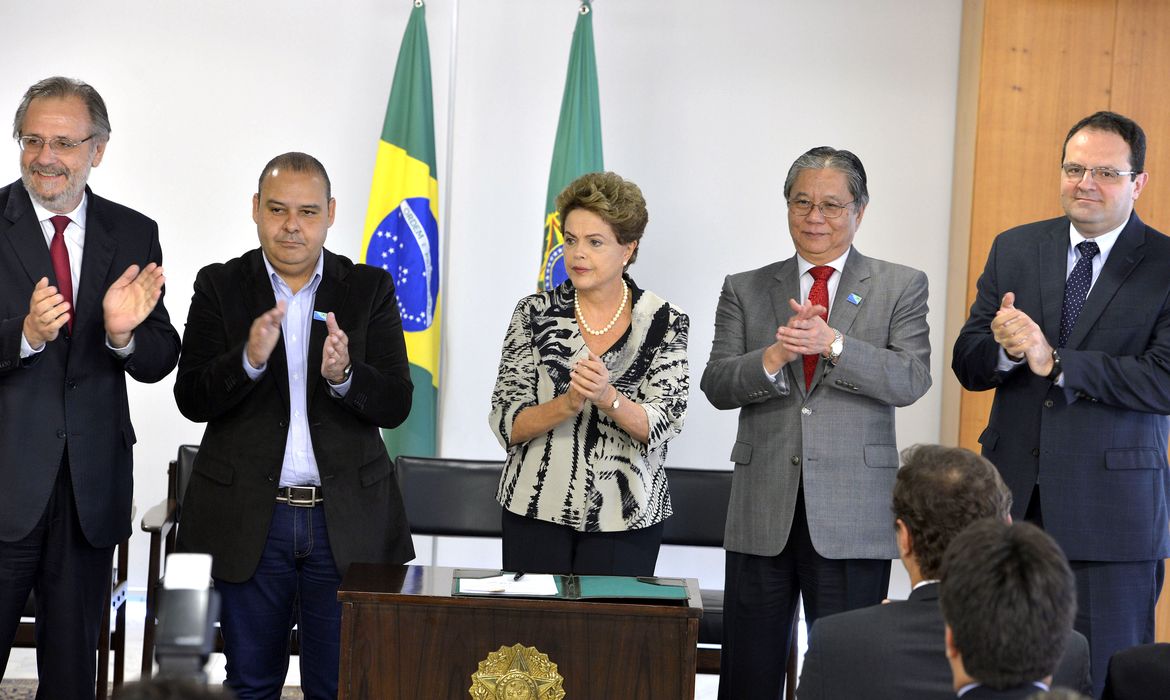 Brasília - A presidenta Dilma Rousseff sanciona a lei que institui o Programa de Proteção ao Emprego (PPE), em solenidade no Palácio do Planalto (Valter Campanato/Agência Brasil)