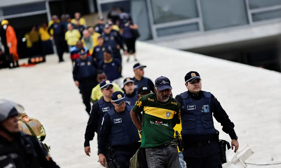 Apoiadores de Bolsonaro são presos após invadirem o Congresso