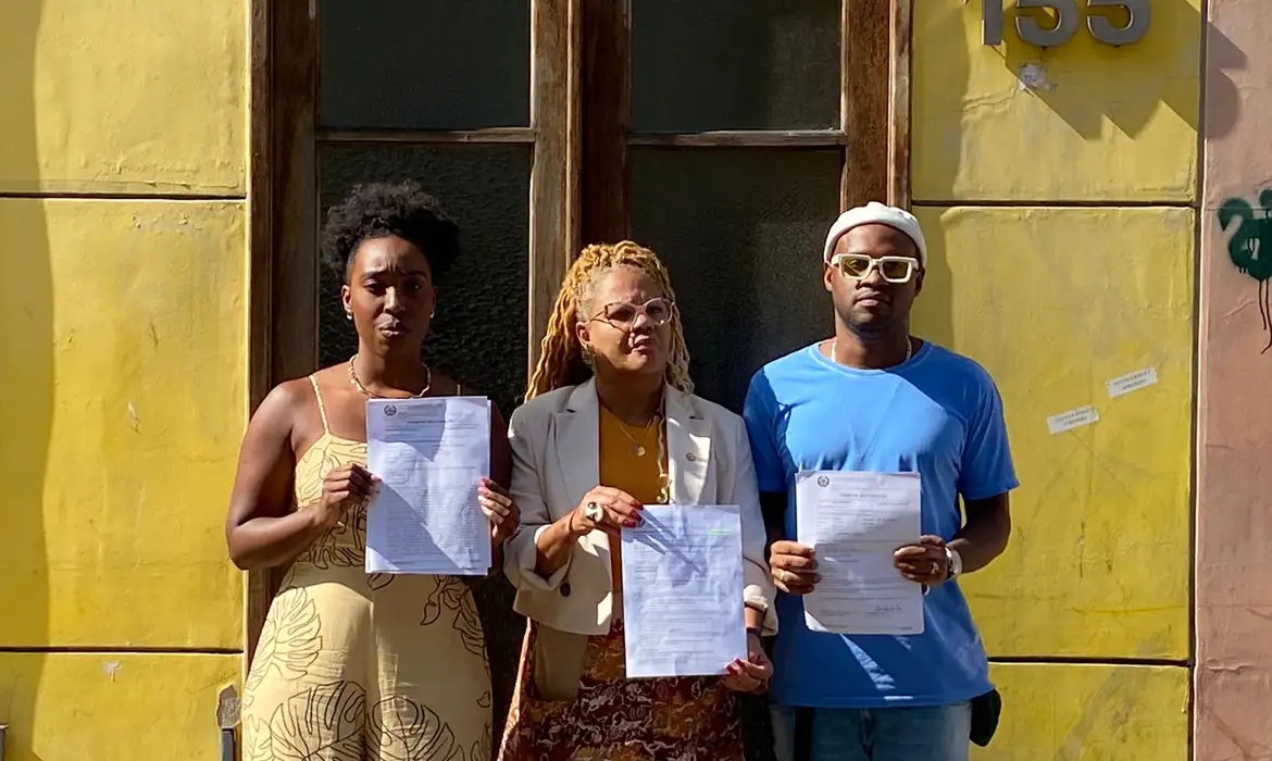 Casal que imitou macaco em roda de samba é indiciado por racismo Casal que imitou macaco em roda de samba é indiciado por racismo