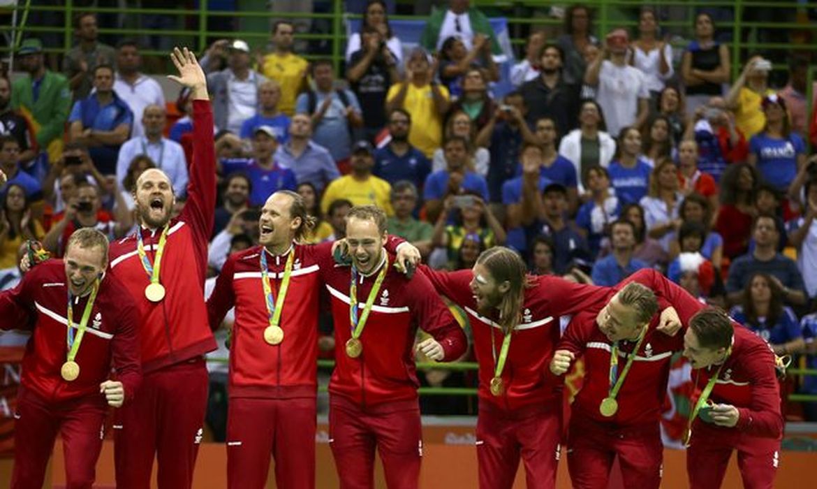 Seleção masculina da Dinamarca vence a França e ganha ouro no handebol
