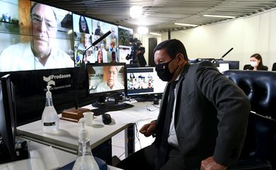 O vice-presidente da República, Hamilton Mourão participa de Sessão Deliberativa Remota (SDR) do Senado Federal realizada a partir da sala de controle da Secretaria de Tecnologia da Informação (Prodasen). 