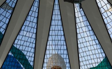 Brasília - Vitrais da Catedral de Brasília, de autoria da artista franco-brasileira Marianne Peretti. A cidade receberá uma exposição da artista a partir do 5, no Museu Nacional da República (Fabio Rodrigues Pozzebom/Agência Brasil)