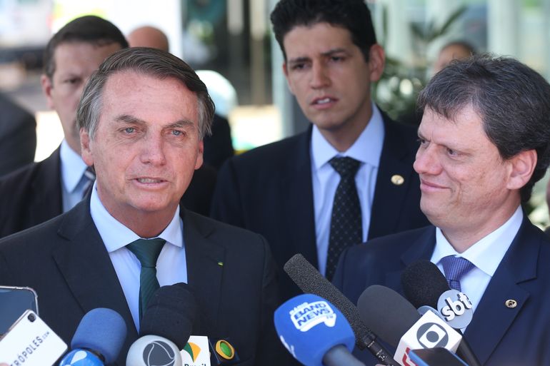O presidente Jair Bolsonaro e o ministro da Infraestrutura, Tarcísio de Freitas durante entrevista à imprensa