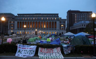 Manifestação em favor dos palestinos na universidade de Columbia em Nova York
 24/4/2024      REUTERS/Caitlin Ochs