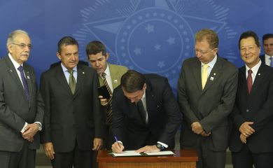  O Presidente Jair Bolsonaro preside a Solenidade de Assinatura do Decreto que revoga o Horário de Verão.