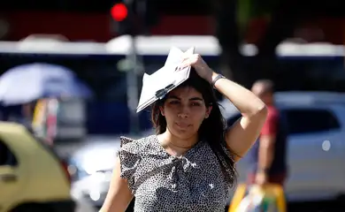 Rio de Janeiro (RJ), 17/02/2024 -Transeuntes se protegem do forte calor nas ruas do centro da cidade. Cidade do Rio de Janeiro atinge nível 4 de calor. Marco é caracterizado por temperaturas que podem chegar a 44ºC  Foto: Tânia Rêgo/Agência Brasil
