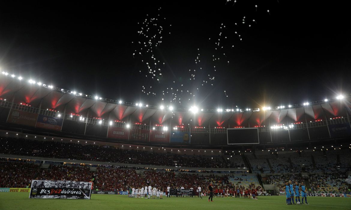 Homenagem às vítimas do incêndio no Centro de Treinamento do Flamengo antes da partida da semifinal da Taça Guanabara entre Flamengo e Fluminense, no Estádio do Maracanã, Rio de Janeiro.