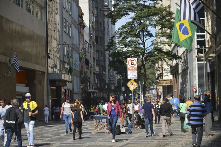 Movimento no centro de São Paulo antes do jogo do Brasil contra a Sérvia na Copa do Mundo 2018.