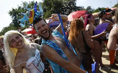 Rio de Janeiro (RJ), 15/02/2026 – Foliões curtem a apresentação do bloco Divinas Tretas, que toca com sua banda e atrai público LGBTQIAPN+ no Aterro do Flamengo. Foto: Fernando Frazão/Agência Brasil