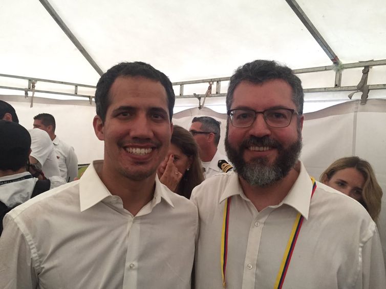 Ministro das Relações Exteriores, Ernesto Araújo, em Cúcuta, Colômbia,  com o presidente interino da Venezuela, Juan Guaidó. Guaidó mandou saudações e agradecimentos ao presidente Bolsonaro e ao Brasil pelo apoio a uma Venezuela livre.