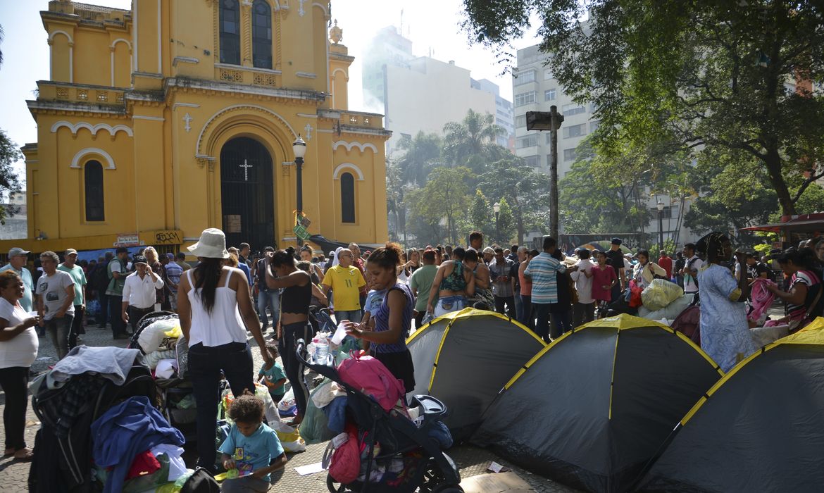 Desabrigados do prédio que desabou após incêndio na madrugada desta terça-feira acampam em frente a Igreja Nossa Senhora do Rosário dos Homens Pretos, no Largo do Paissandu, região central