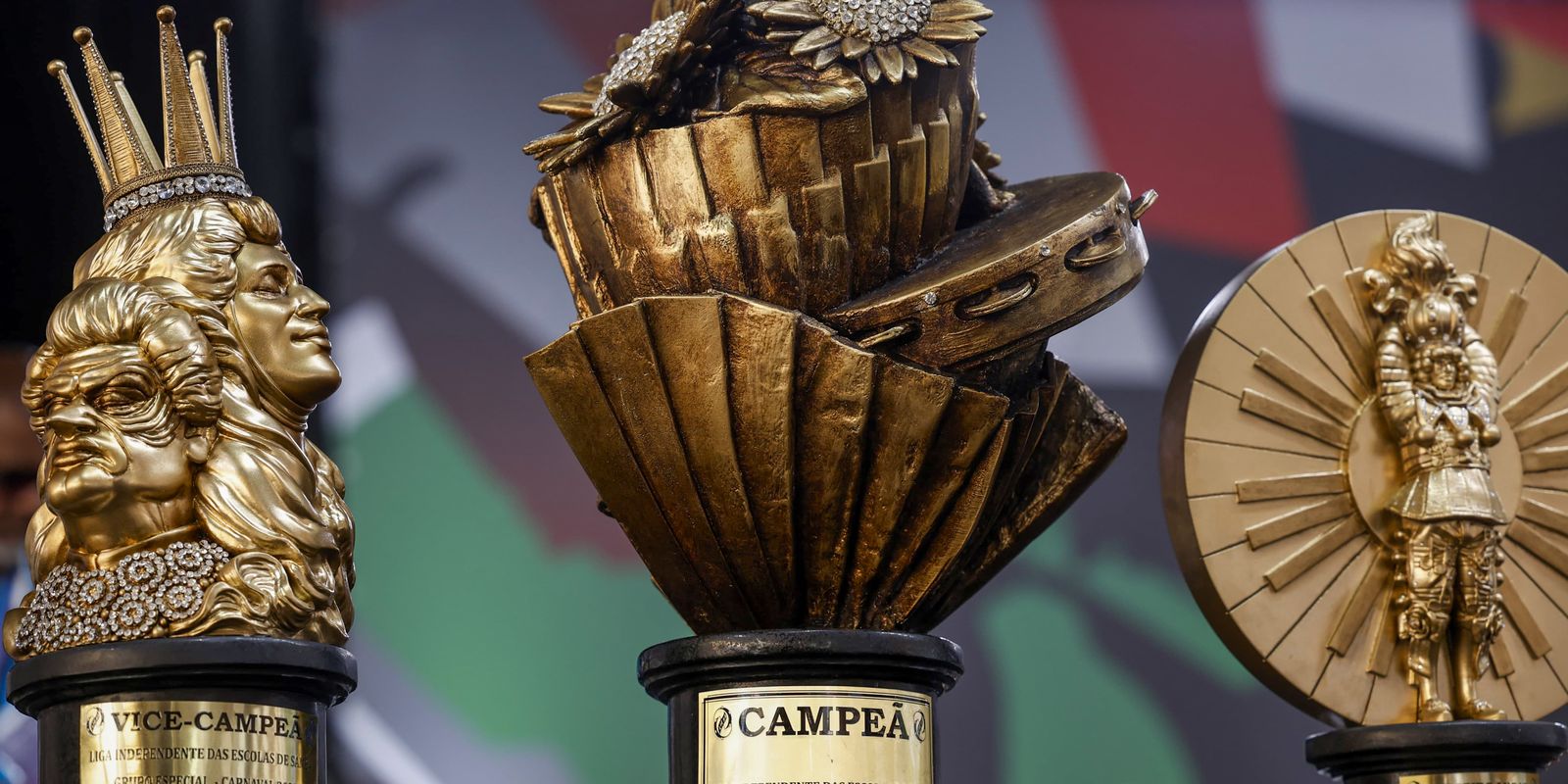 Iza, Ivete Sangalo, Leci Brandão e Zezé Mota dão início ao desfile das campeãs.