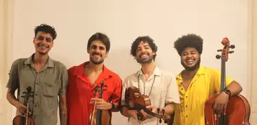 William Doyle (violino), Kalleby Nunes (violino), Guilherme Pimenta (viola) e Daniel Líbano (violoncelo) formam o Baile de Quarteto