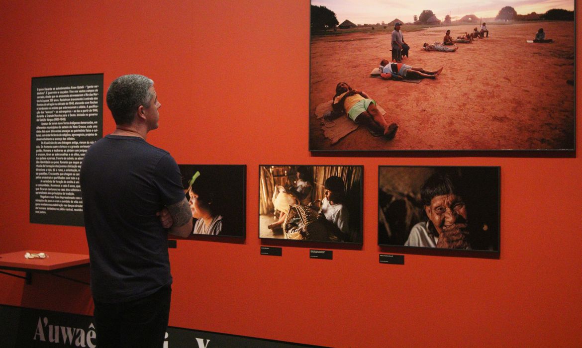 Exposição retrata jornada de Ailton Krenak por comunidades na