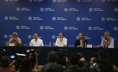 São Paulo (SP), 12/12/2024 - Entrevista coletiva da equipe médica que está cuidando do presidente Lula no hospital. Sírio Libanês. Esq/Dir  DR. José Guilherme Caldas, Dr Rogério Tuma, Dr. Roberto Kalil, Dra Ana Helena Germoglio e Dr. Marcos Stavale. Foto: Paulo Pinto/Agência Brasil