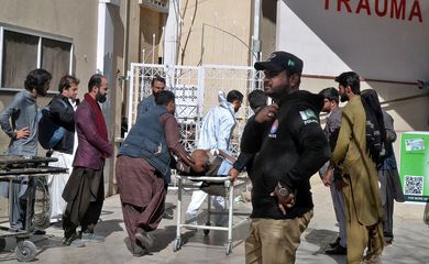 Explosões perto de escritórios de candidatos no Paquistão matam 26 na véspera da eleição. Homem ferido em explosão em Khanozai é levado a hospital em Quetta 7/2/2024. Foto: REUTERS/Stringer