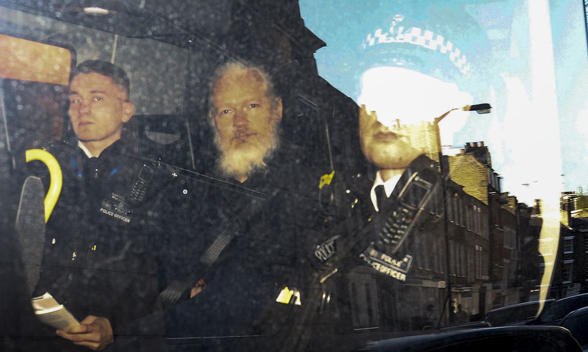 O fundador do WikiLeaks, Julian Assange, deixa o Tribunal de Magistrados de Westminster na van da polícia, depois de ser preso em Londres, na Grã-Bretanha.