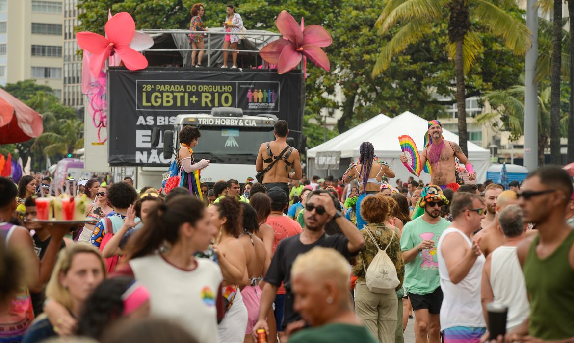 Rio de Janeiro (RJ), 19/11/2023 – Público na 28ª Parada do Orgulho LGBTI+ do Rio de Janeiro, em Copacabana, zona sua da cidade. Foto: Tomaz Silva/Agência Brasil