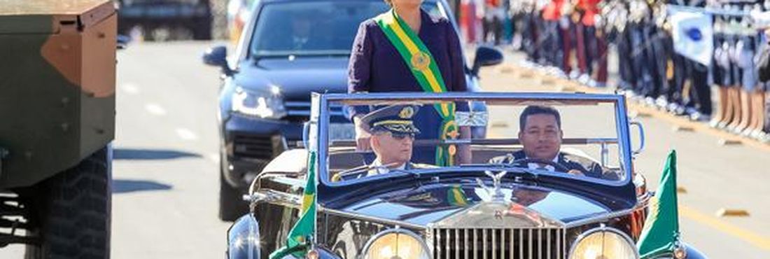 A presidenta Dilma Rousseff chegou ao desfile em carro aberto