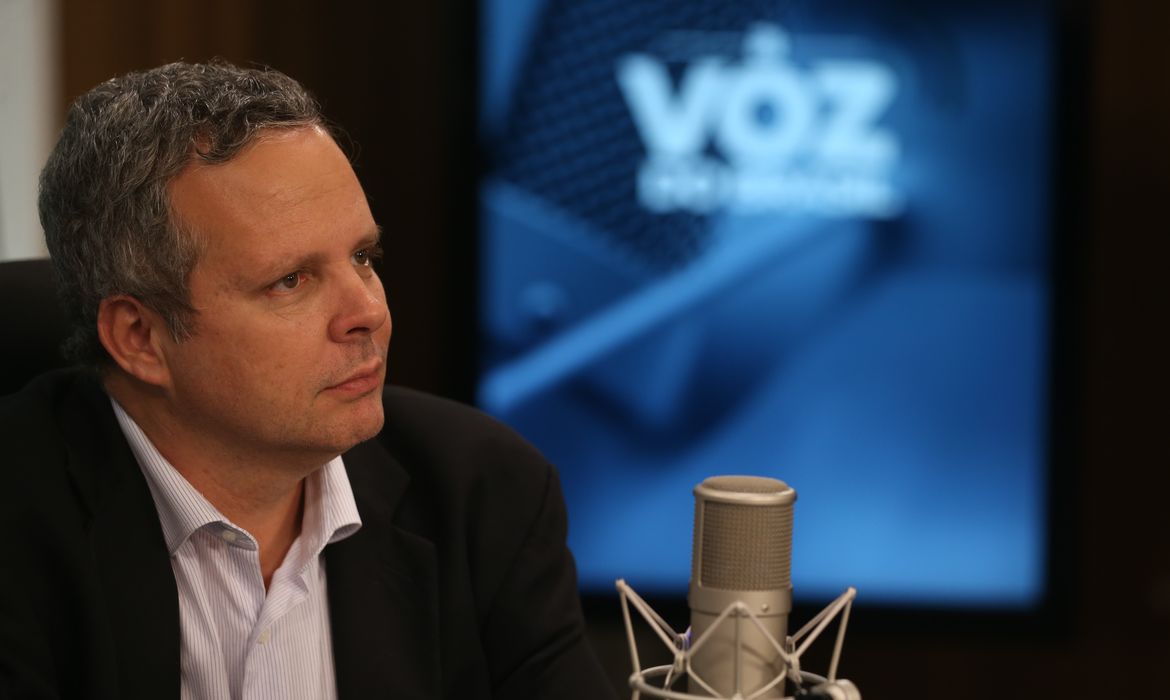 O presidente do Instituto Nacional de Metrologia, Qualidade e Tecnologia (Inmetro), Marcos Heleno Guerson, é o entrevistado do programa A Voz do Brasil.