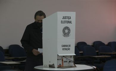 Eleições,Eleitores em Filas de Votações no Unieuro e Colegio Lasalle.