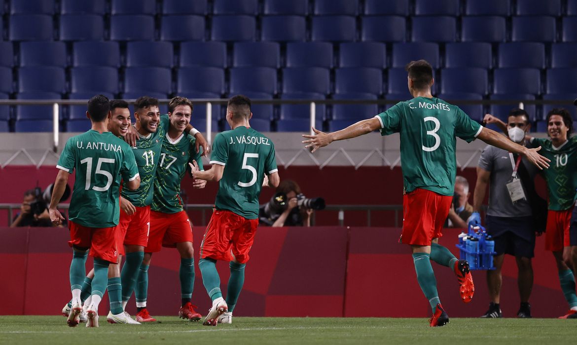 Jogadores do México comemoram gol marcado contra o Japão durante disputa da medalha de bronze da Olimpíada Tóquio 2020