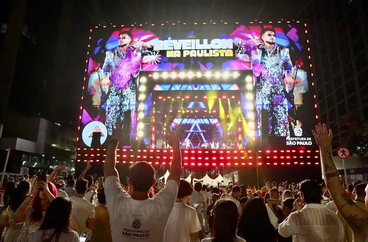 São Paulo (SP), 01/01/2026 - Pessoas participam da virada de ano do réveillon da Avenida Paulista. Foto: Sérgio Barzaghi/Prefeitura SP
