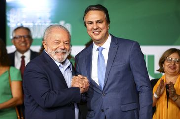 The elected president, Luiz Inácio Lula da Silva, and the future Minister of Education, Camilo Santana, during the announcement of new ministers who will compose the government.