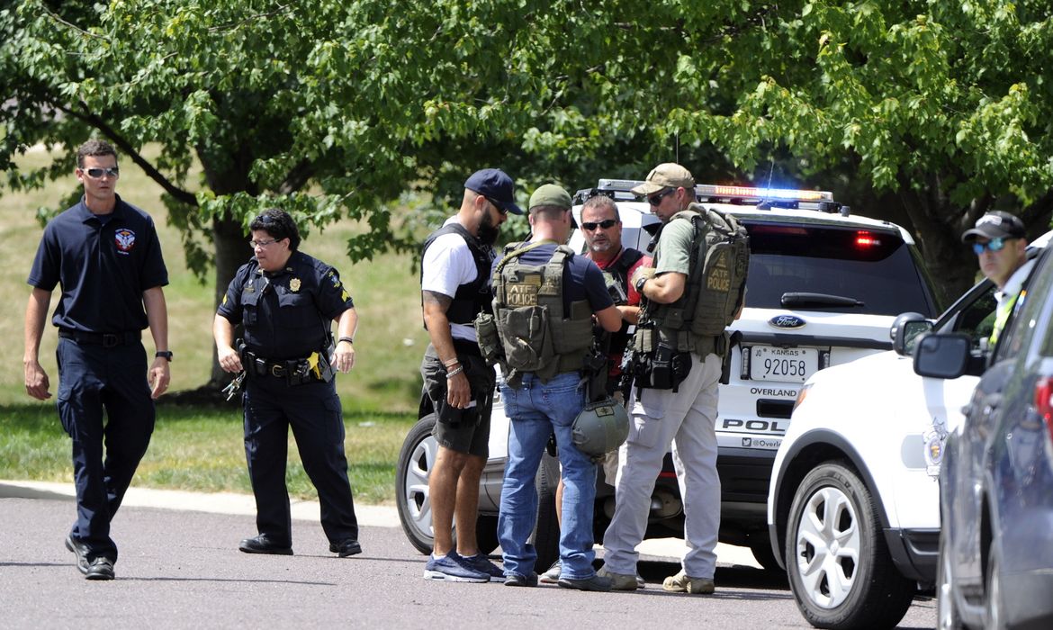Dois adultos são feridos durante um tiroteiro em uma escola de Overland Park, Kansas, nos Estados Unidos