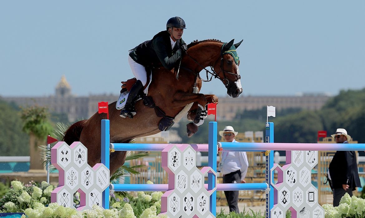 Paris 2024 Olympics - Equestrian - Jumping Individual Qualifier - Chateau de Versailles, Versailles, France - August 05, 2024. Rodrigo Pessoa of Brazil riding Major Tom in action. Reuters/Zohra Bensemra/Proibida reprodução
