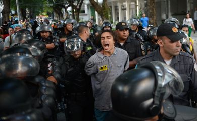 Rio de Janeiro - Policiais Militares detém manifestante durante protesto contrário às Olimpíadas Rio 2016  (Tomaz Silva/Agência Brasil)