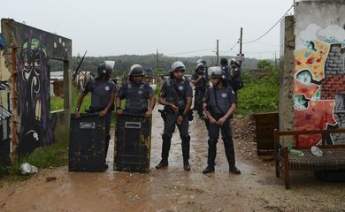 São Paulo - Policiais militares da Tropa de Choque cumprem reintegração de posse da ocupação Colonial, na zona leste da capital paulista (Rovena Rosa/Agência Brasil)
